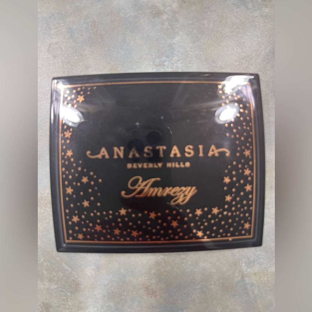 Anastasia Beverly Hills Amrezy Highlighter - light brilliant gold - Picture 5 of 11